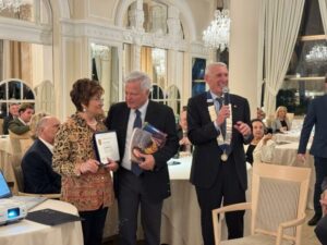 Un momento della premiazione. Il Presidente del Rotary Club Rimini, Prof. Attilio Gardini (a destra) con i genitori di Massimo.